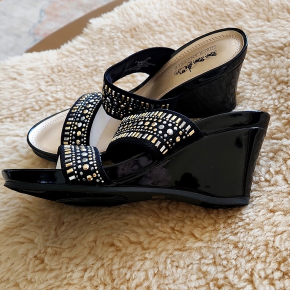 Gorgeous NWOT Coach And Four Dress Wedge Heel Sandals 🩶💛🖤 - Picture 4 of 16